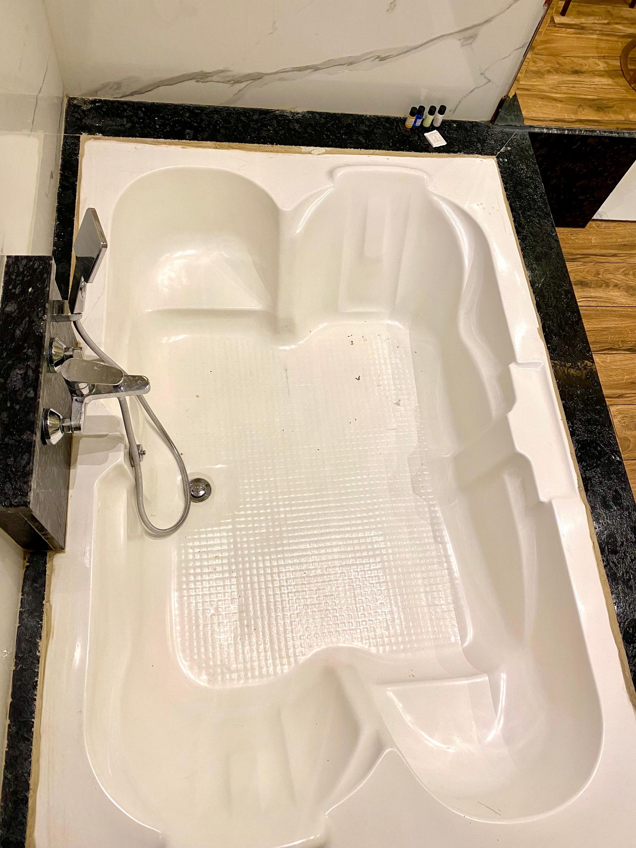 DELUXE ROOM WITH BATH TUB with SMART LED TV