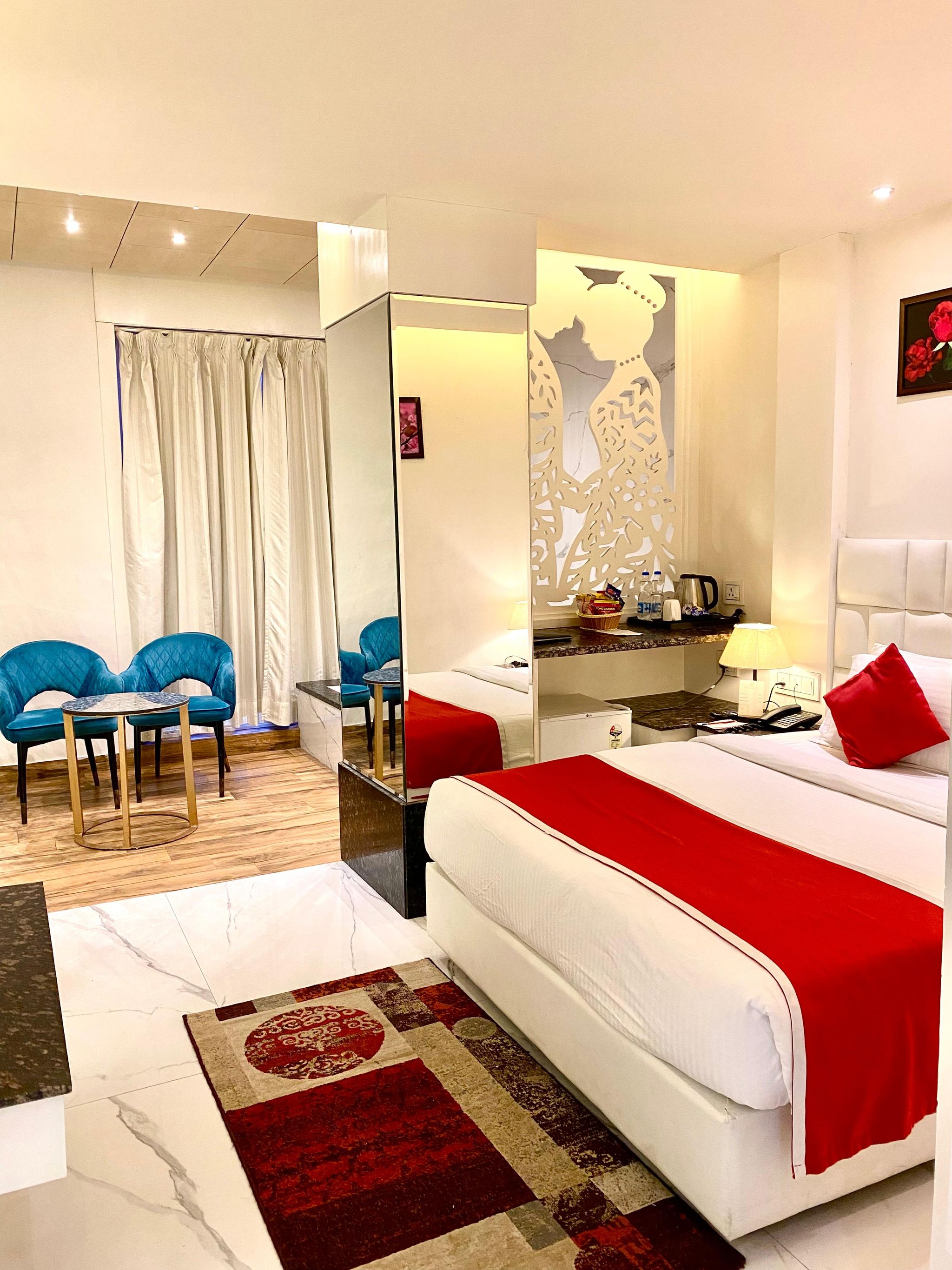 DELUXE ROOM WITH BATH TUB with SMART LED TV