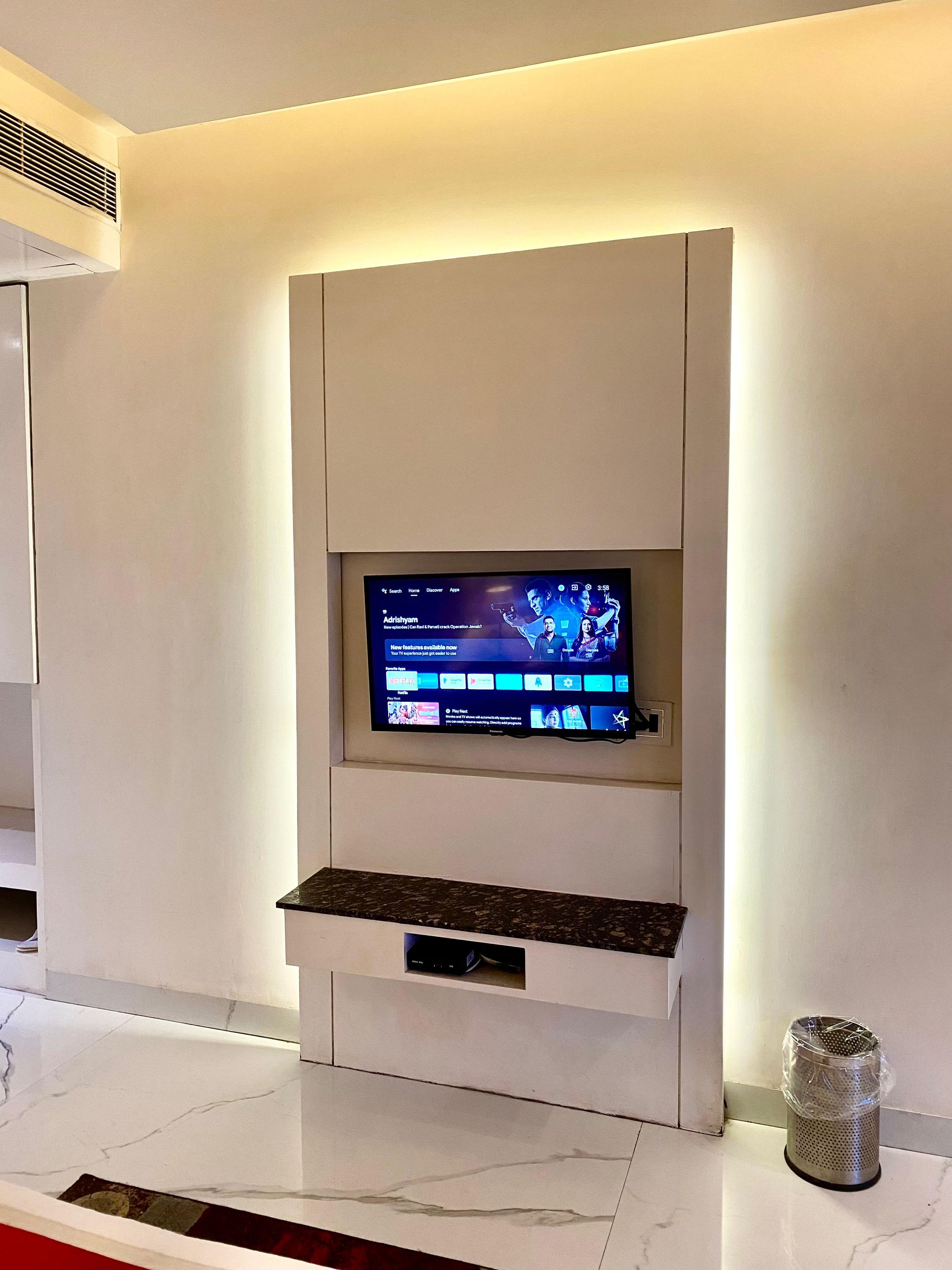 DELUXE ROOM WITH BATH TUB with SMART LED TV