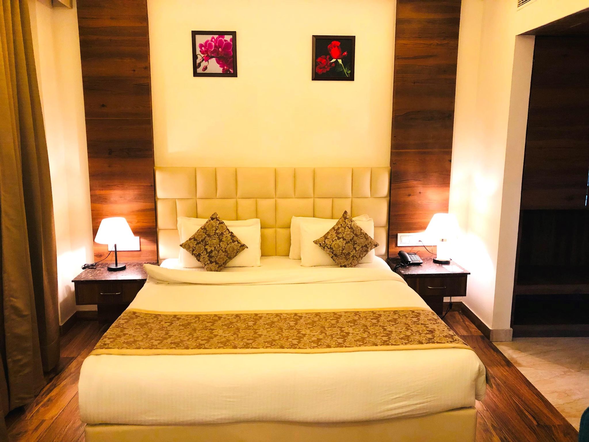 DELUXE ROOM WITH BATH TUB with SMART LED TV