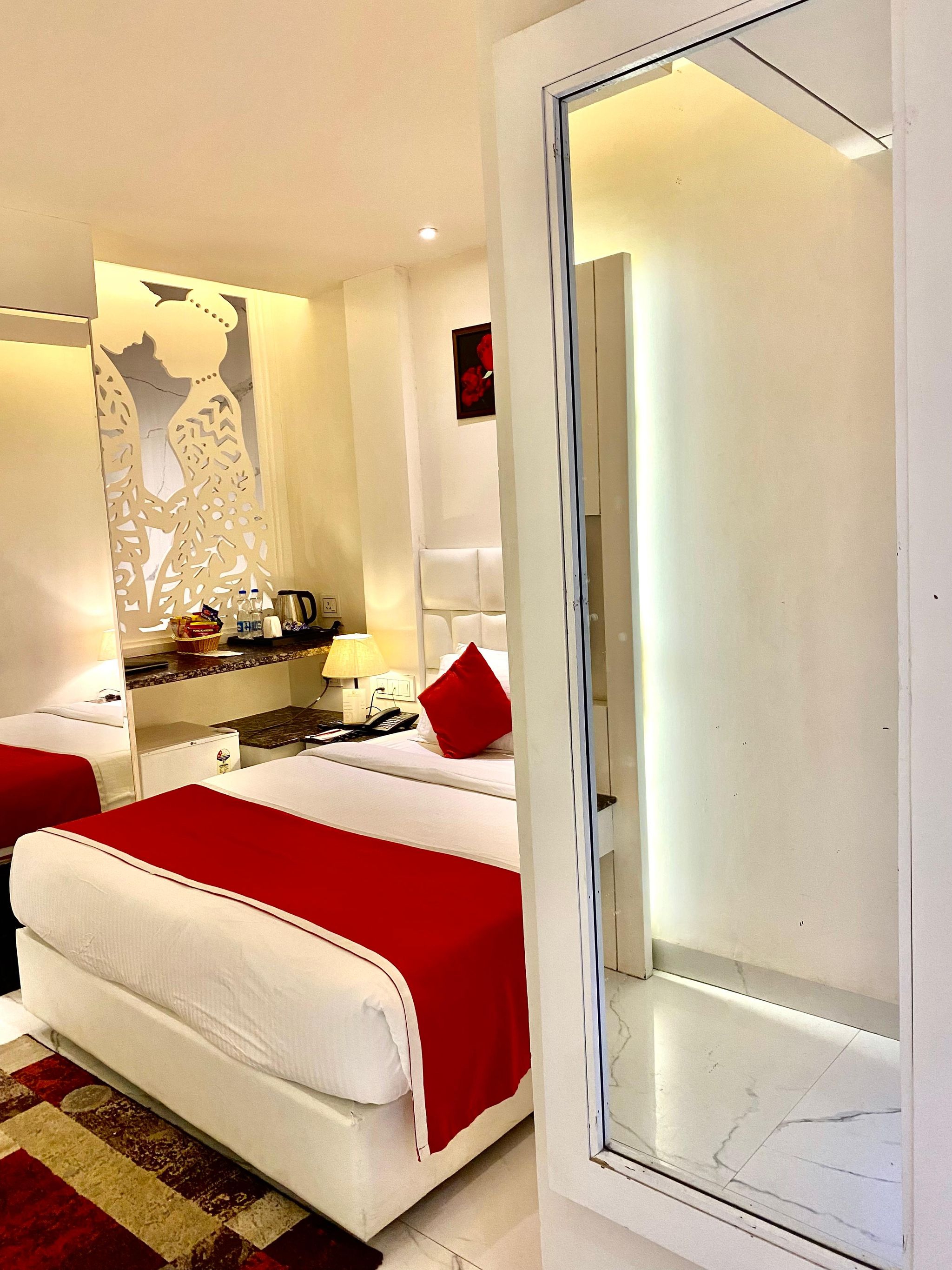 DELUXE ROOM WITH BATH TUB with SMART LED TV