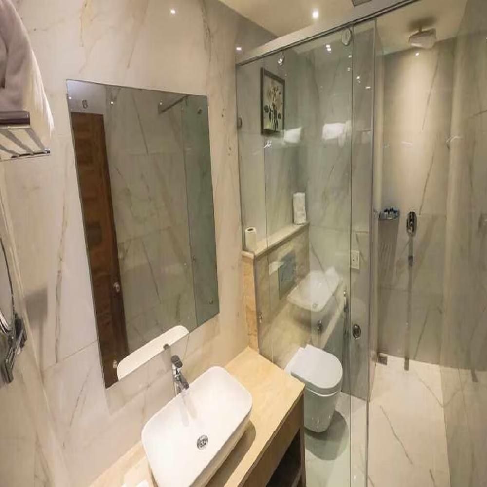 DELUXE ROOM WITH BATH TUB with SMART LED TV