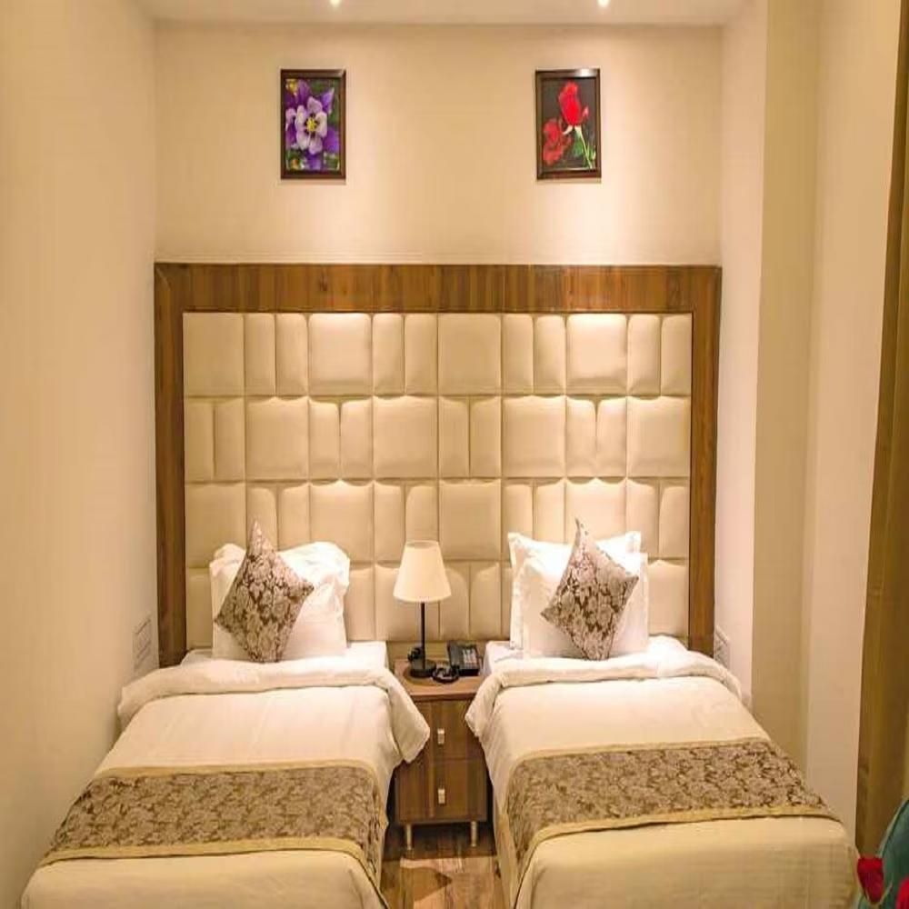 DELUXE ROOM TWIN BED(2 SINGLE SEPARATE BEDS) with SMART LED TV