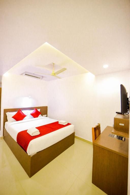 undefined Airport Avenue Plaza 5