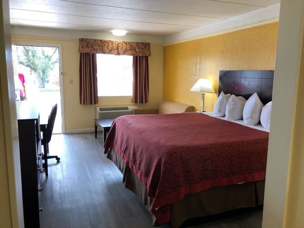 Room, 1 King Bed, Smoking