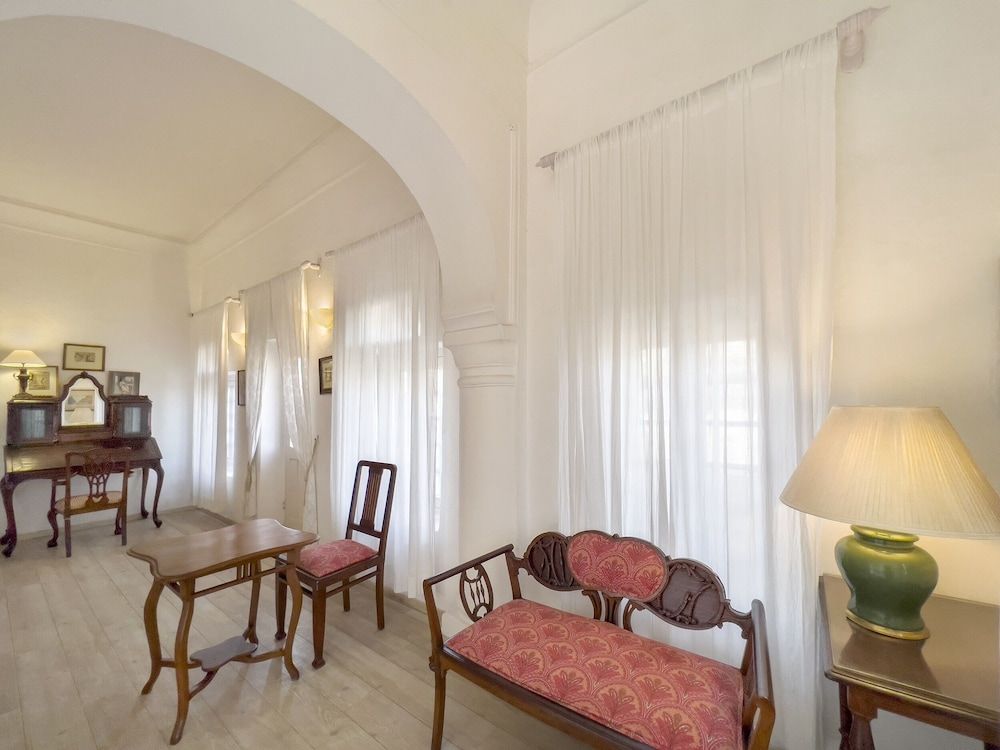 Neemrana Fort Palace Heritage Royal Room 9