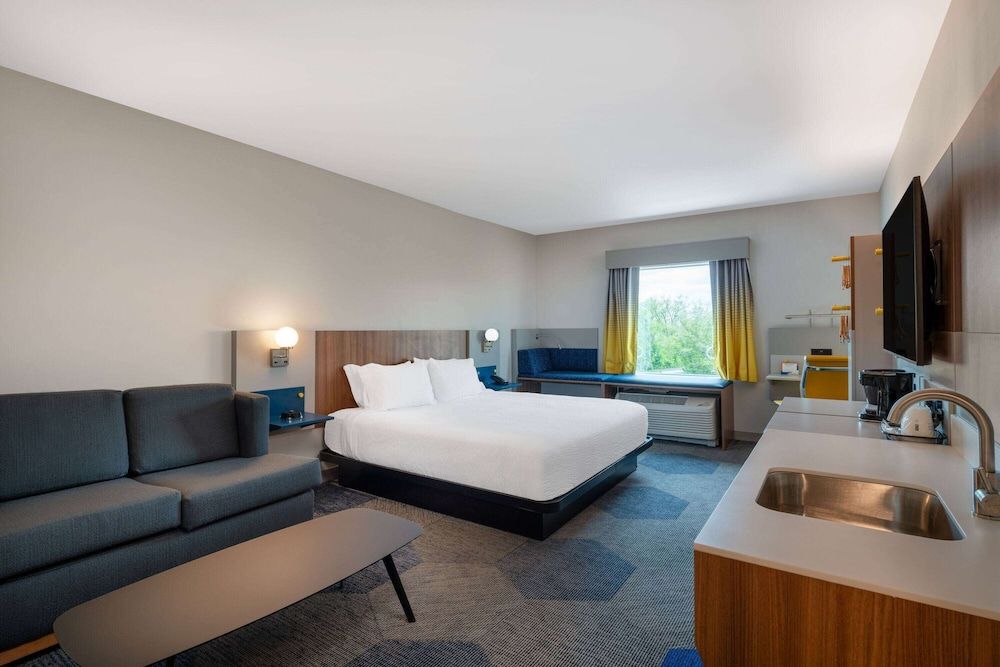 Suite, 1 King Bed, Accessible, Non Smoking