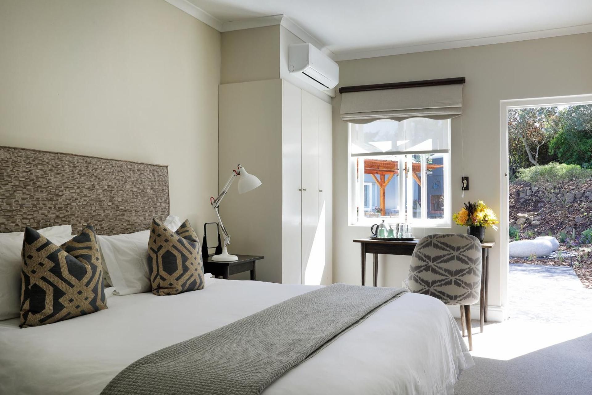 Courtyard Twin Room (no view)