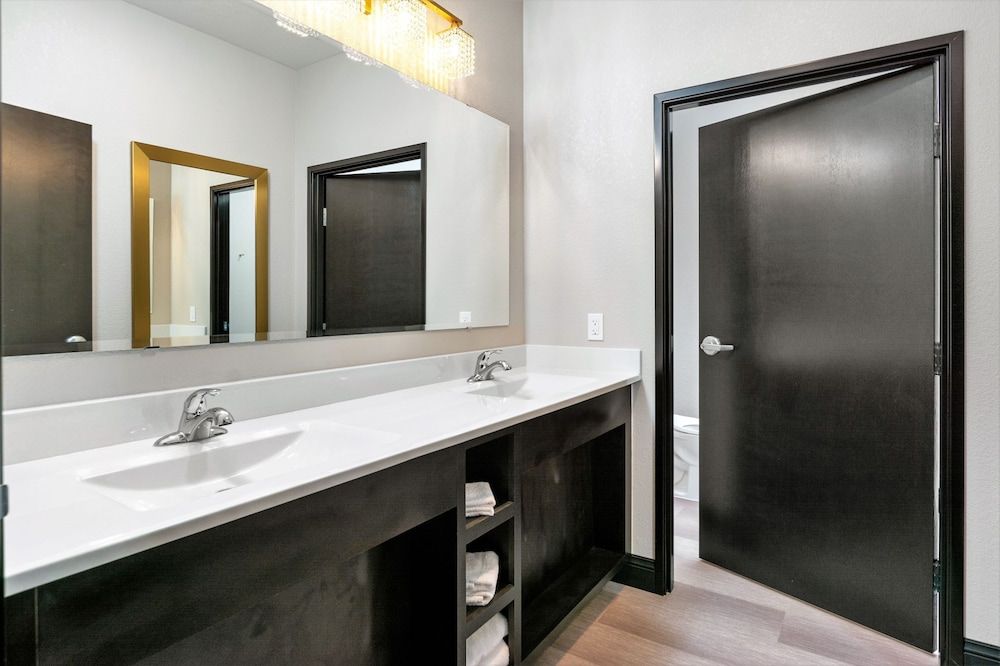 Hotel 21 & Co. Deluxe Room, 2 Queen Beds 3