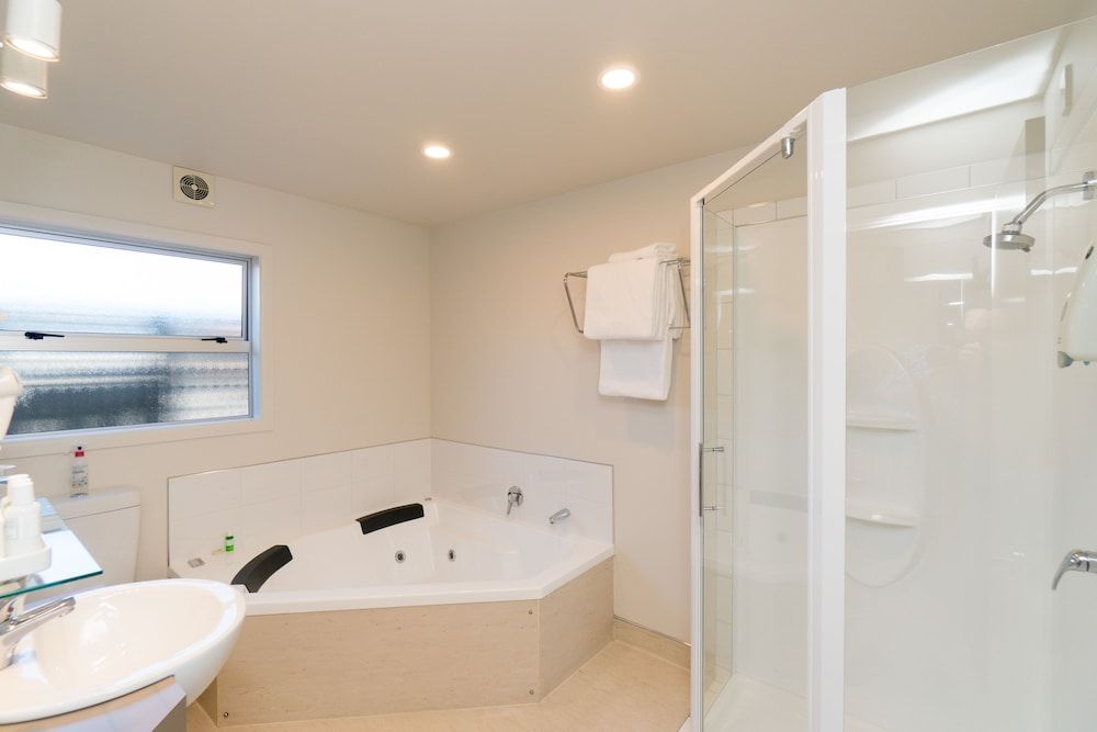 Hawera Central Motor Lodge Executive Apartment, 1 Bedroom, Non Smoking, Kitchen 7