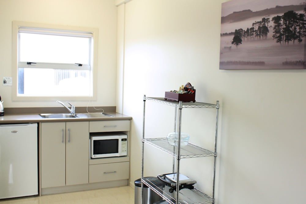 Hawera Central Motor Lodge Standard Studio, Non Smoking, Kitchenette 5