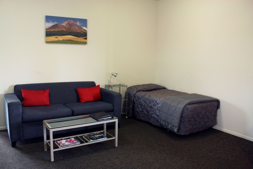 Hawera Central Motor Lodge Executive Apartment, 1 Bedroom, Non Smoking, Kitchen 2
