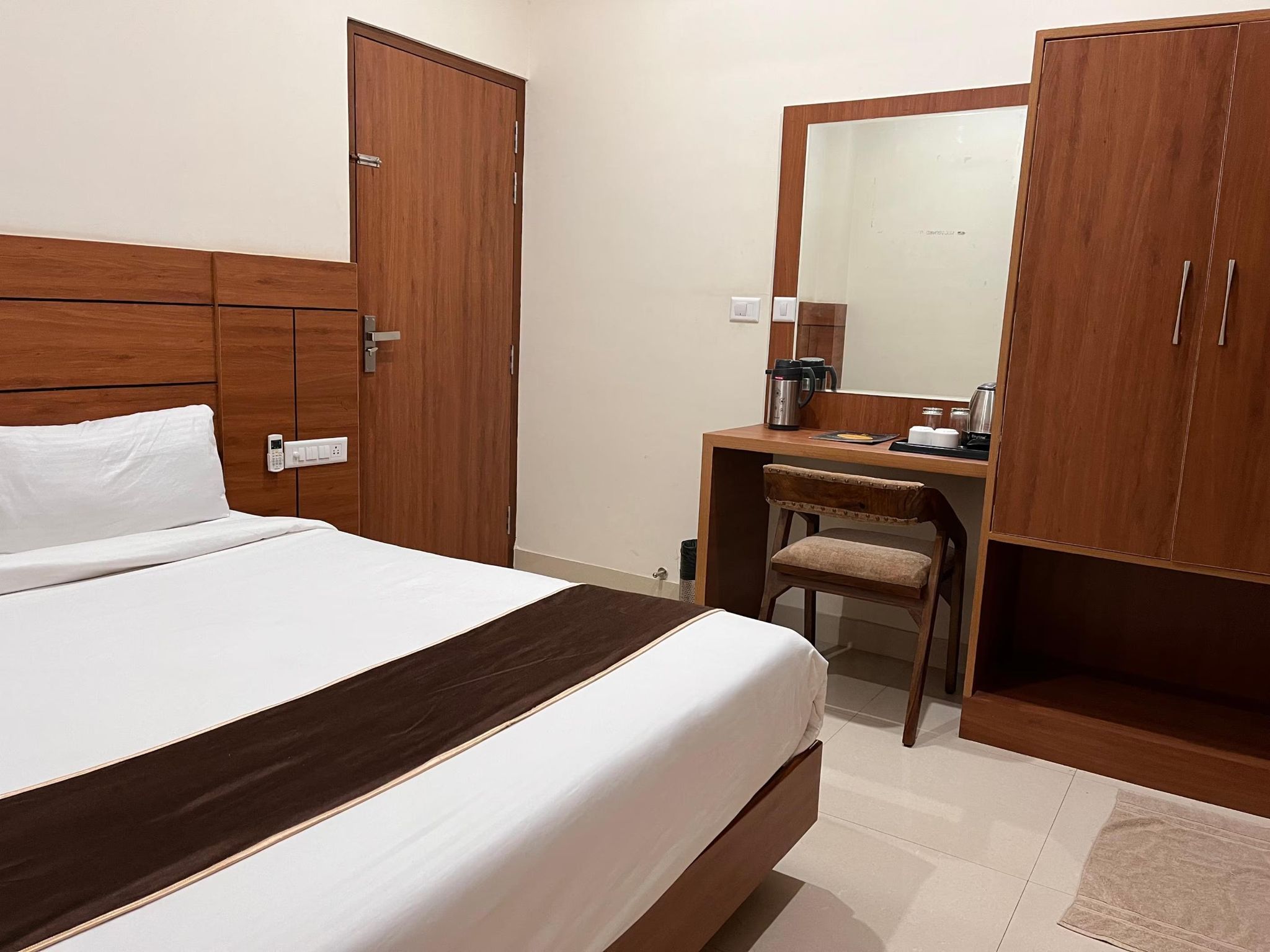 The Knights' Inn Deluxe Room