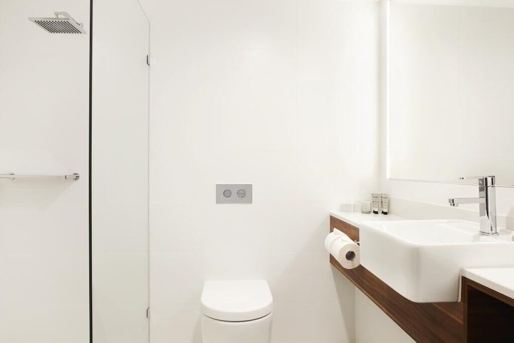 The Gem Hotel Deluxe Triple Room 2