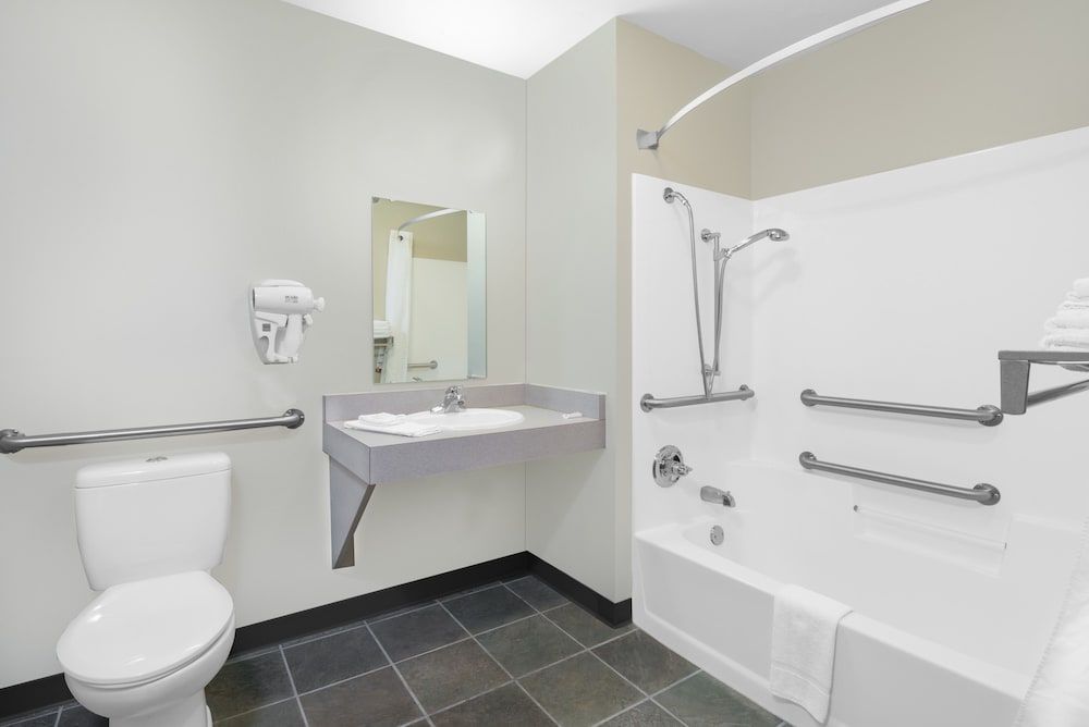 Northwoods Inn & Suites Basic Room, 1 Queen Bed, Accessible, Non Smoking 4