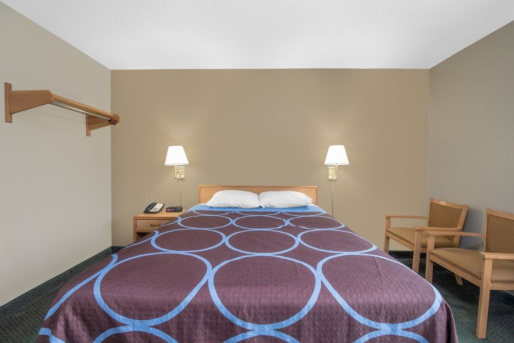 Northwoods Inn & Suites Basic Room, 1 Queen Bed, Non Smoking 3