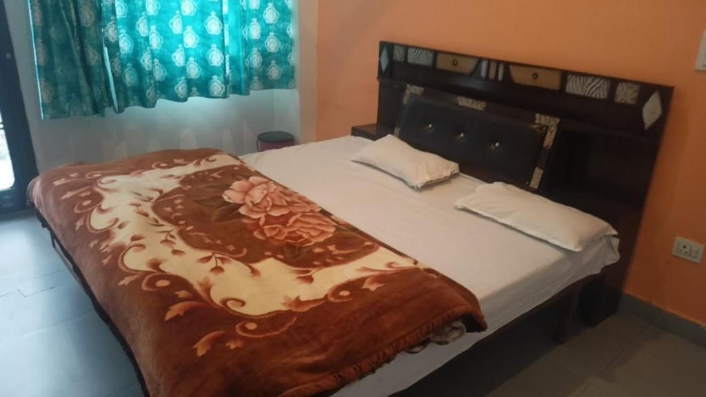 Yellowoaks Guest House by stayapart Deluxe Double Room 4