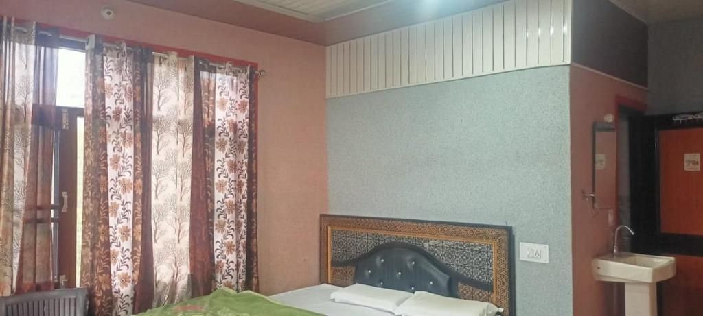 Yellowoaks Guest House by stayapart Deluxe Double Room 7