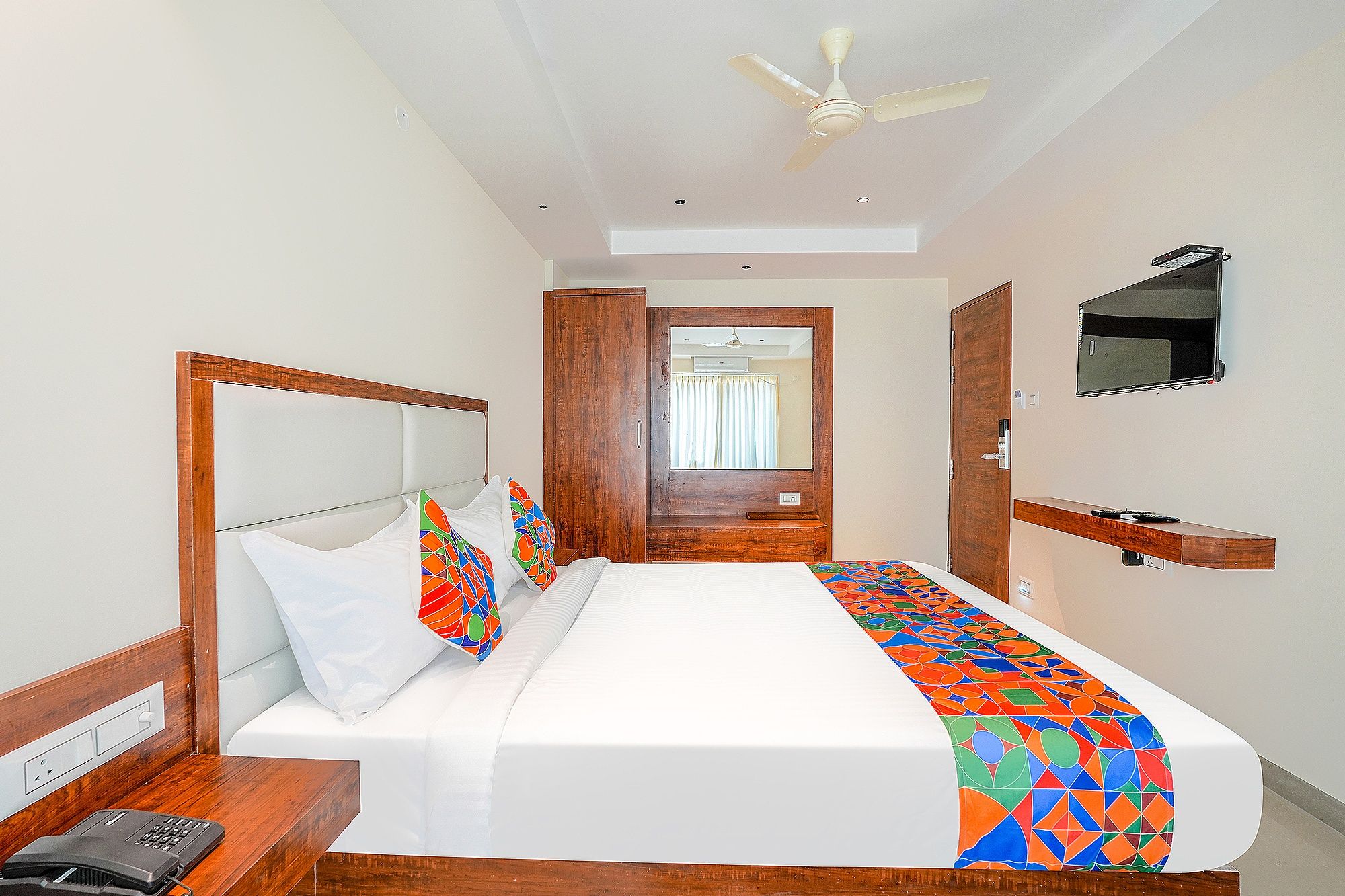 FabHotel Phoenix Brookfield Deluxe Room 3