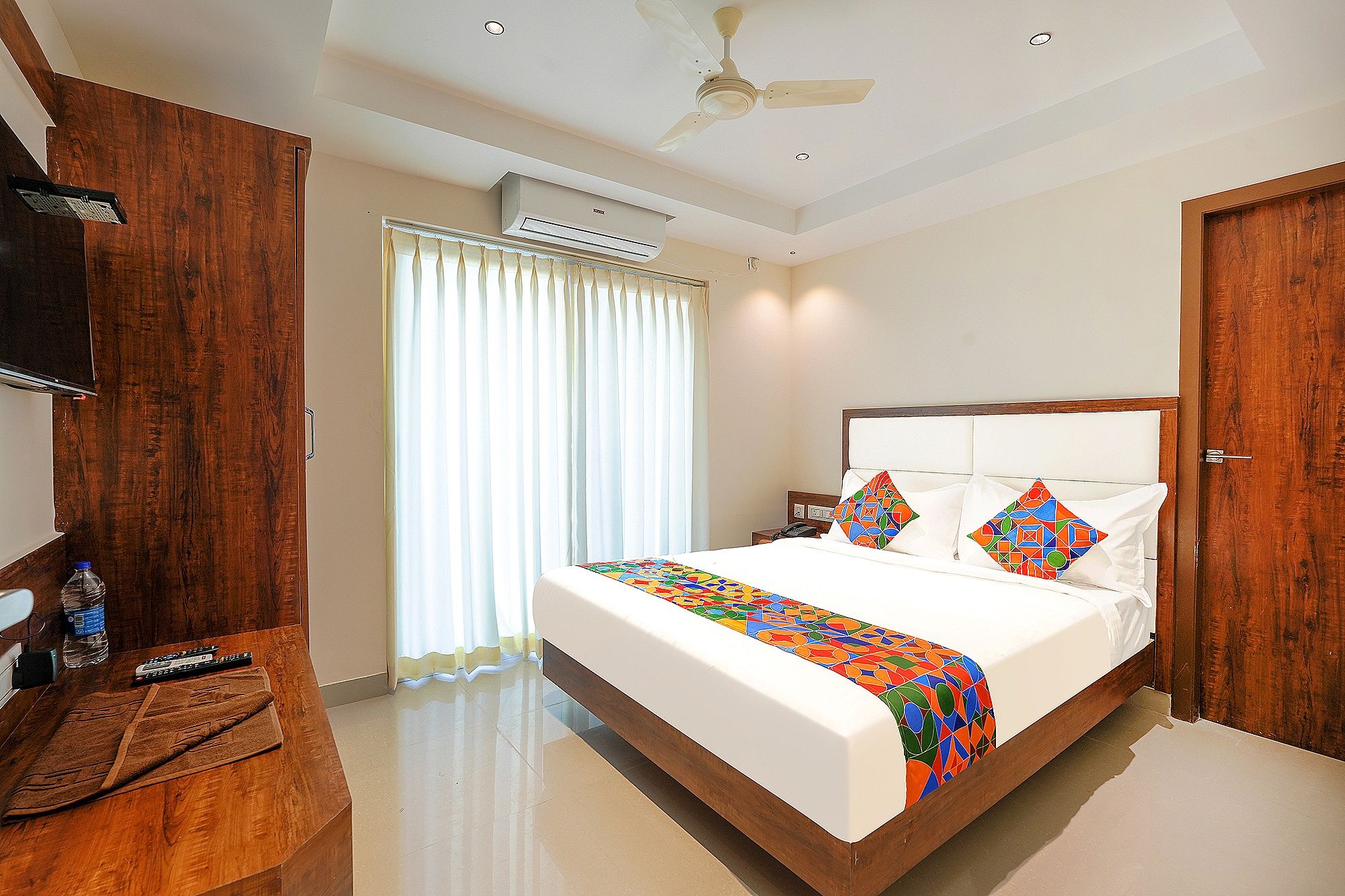 FabHotel Phoenix Brookfield Deluxe Room 5