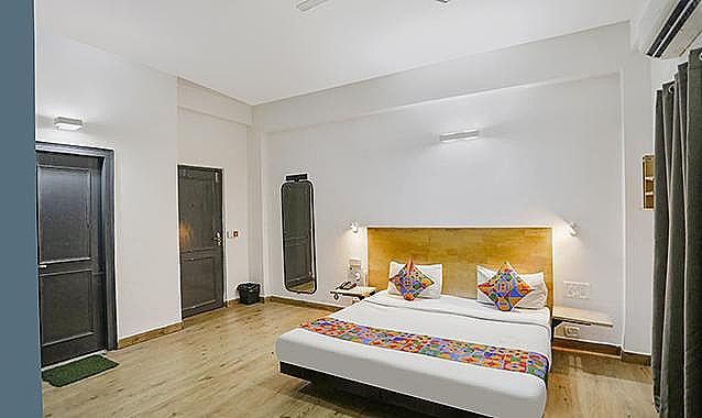 FabHotel F9 Sector 51 Deluxe Room 4