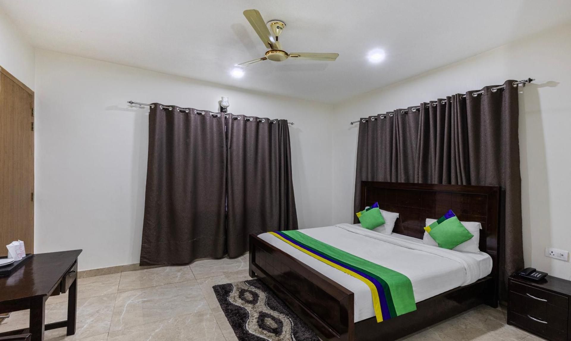 Economy Room	
