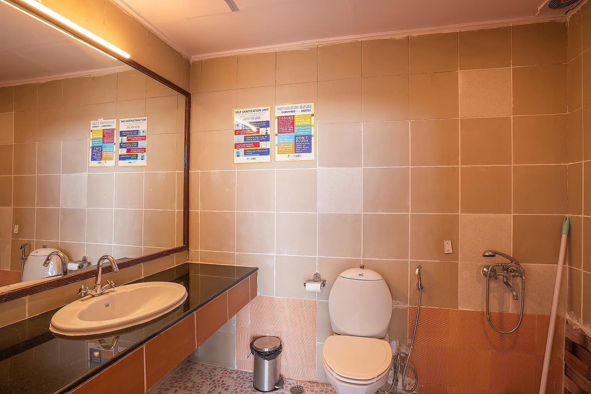 Bed in 8 Bed Mixed Dormitory Room with Ensuite Bathroom