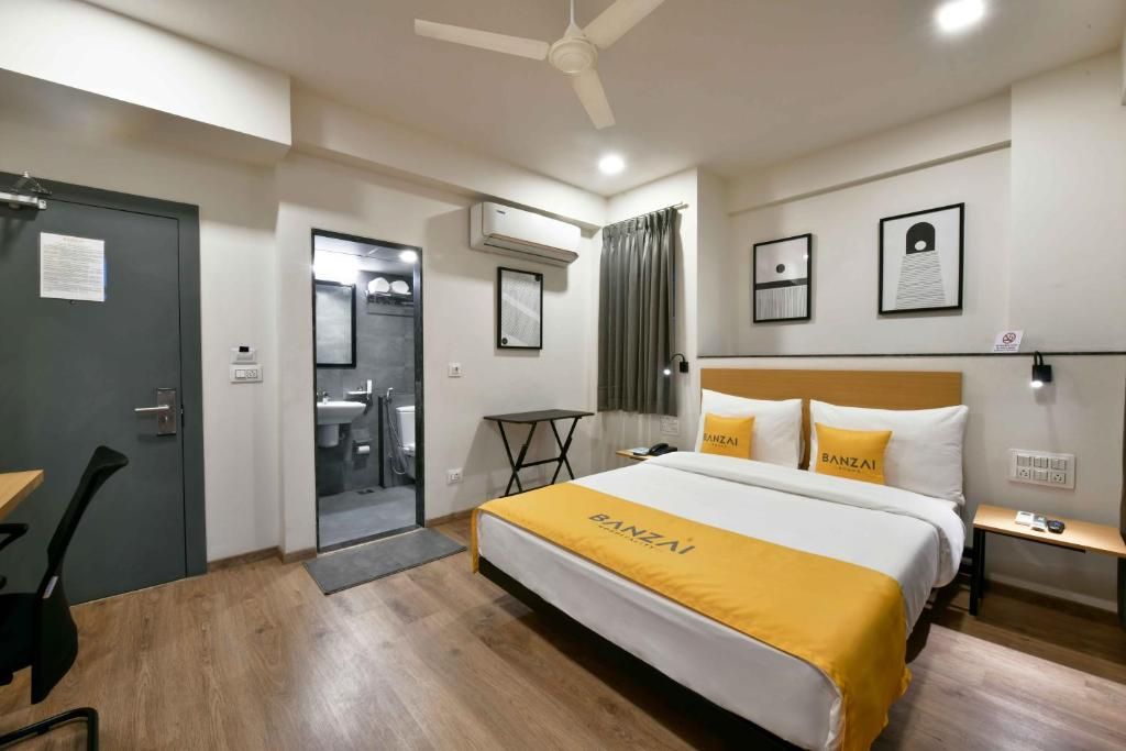 BANZAI ROOMS Deluxe Double Room with Balcony 2