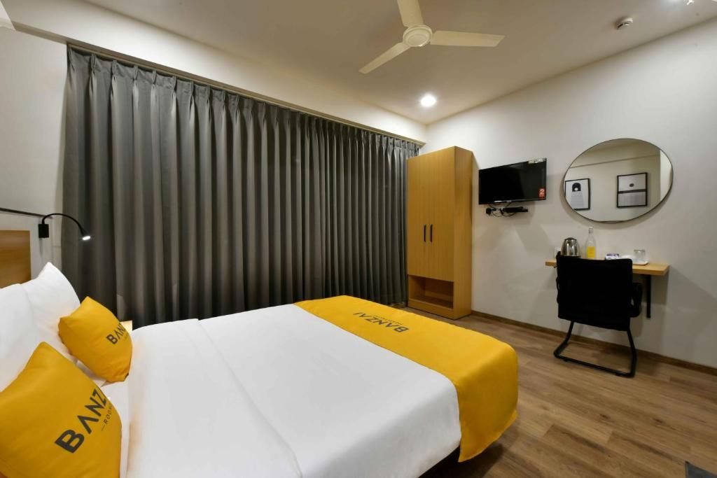 BANZAI ROOMS Deluxe Double Room with Balcony 3