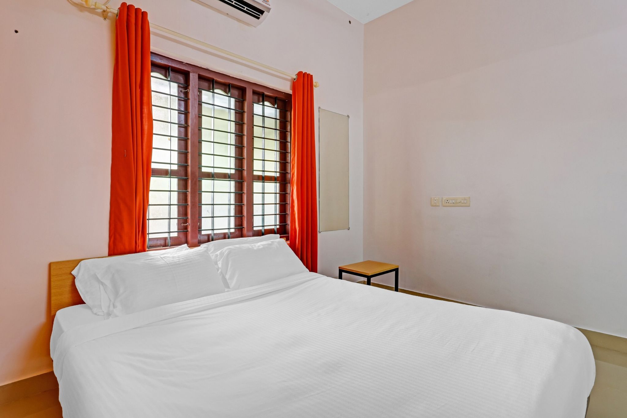 Super Capital O Pop Tavern Kazhakkottam Classic Room 8