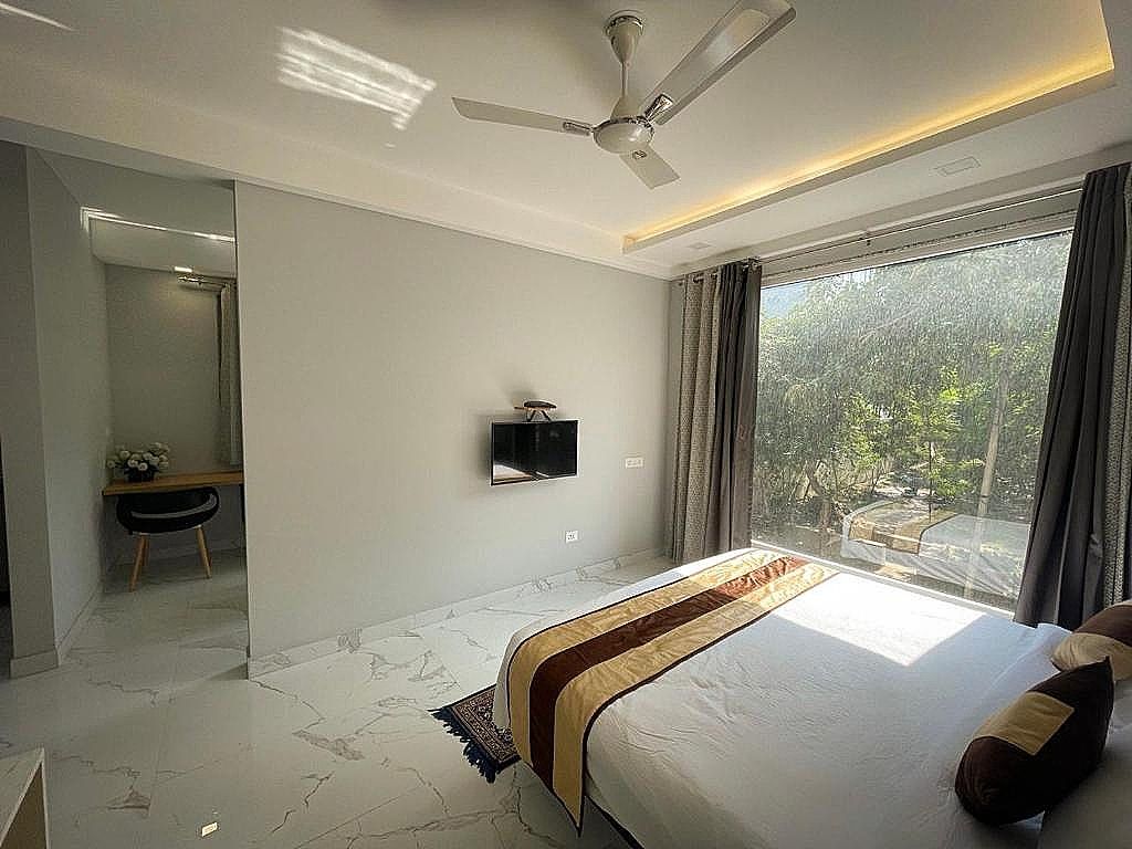 The Empire Signature Deluxe Room 8