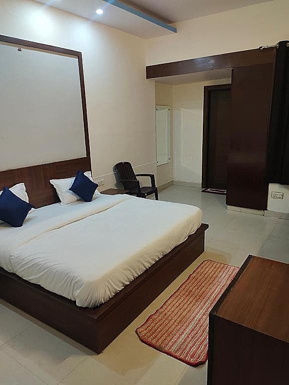 Hotel Noida Dreamz 44 Deluxe Room 4