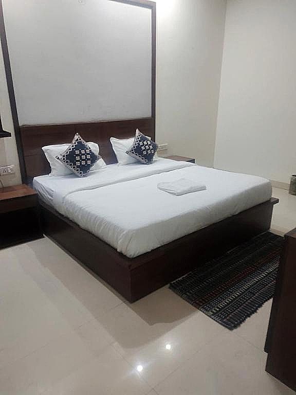 Hotel Noida Dreamz 44 Deluxe Room 3