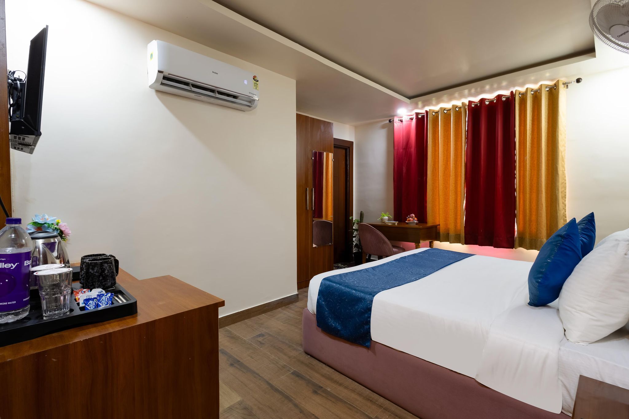 undefined Sarla Hotel Inn Opp. Barclays Sector - 62 9