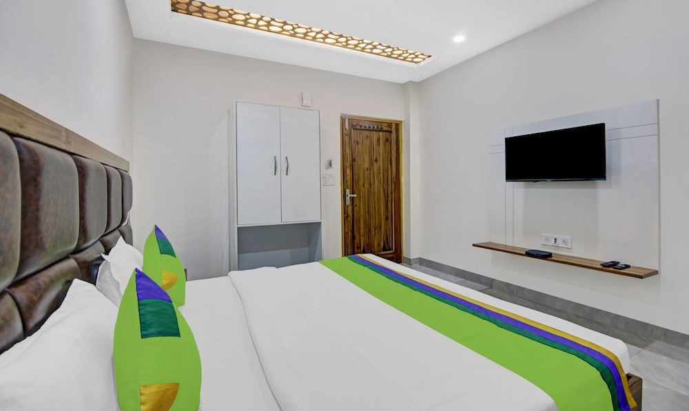 Treebo Royal Salute, Zirakpur Economy Double Room 2