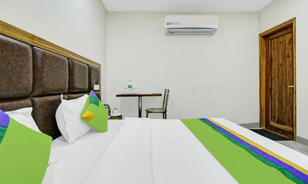 Treebo Royal Salute, Zirakpur Economy Double Room 3