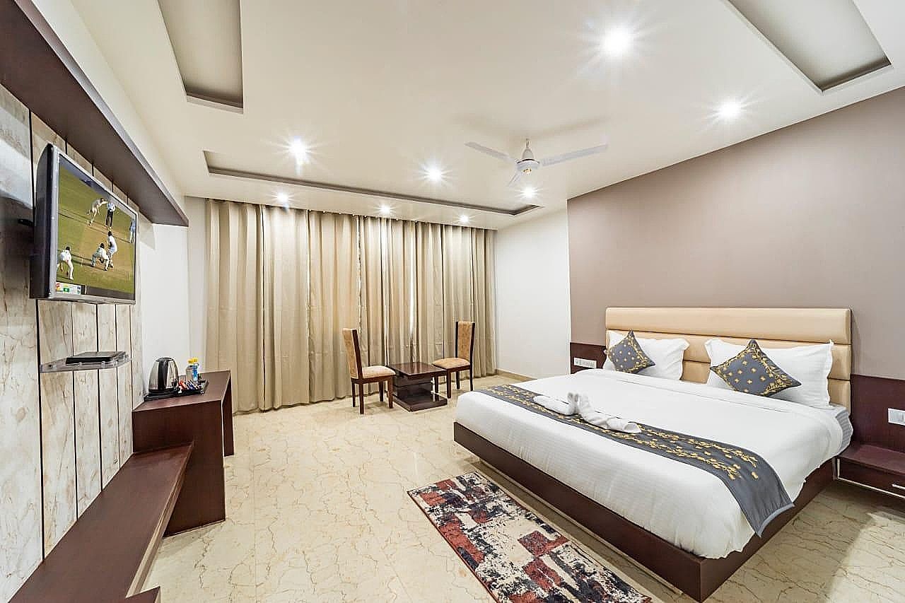 Hotel Trimurti Deluxe Room 2