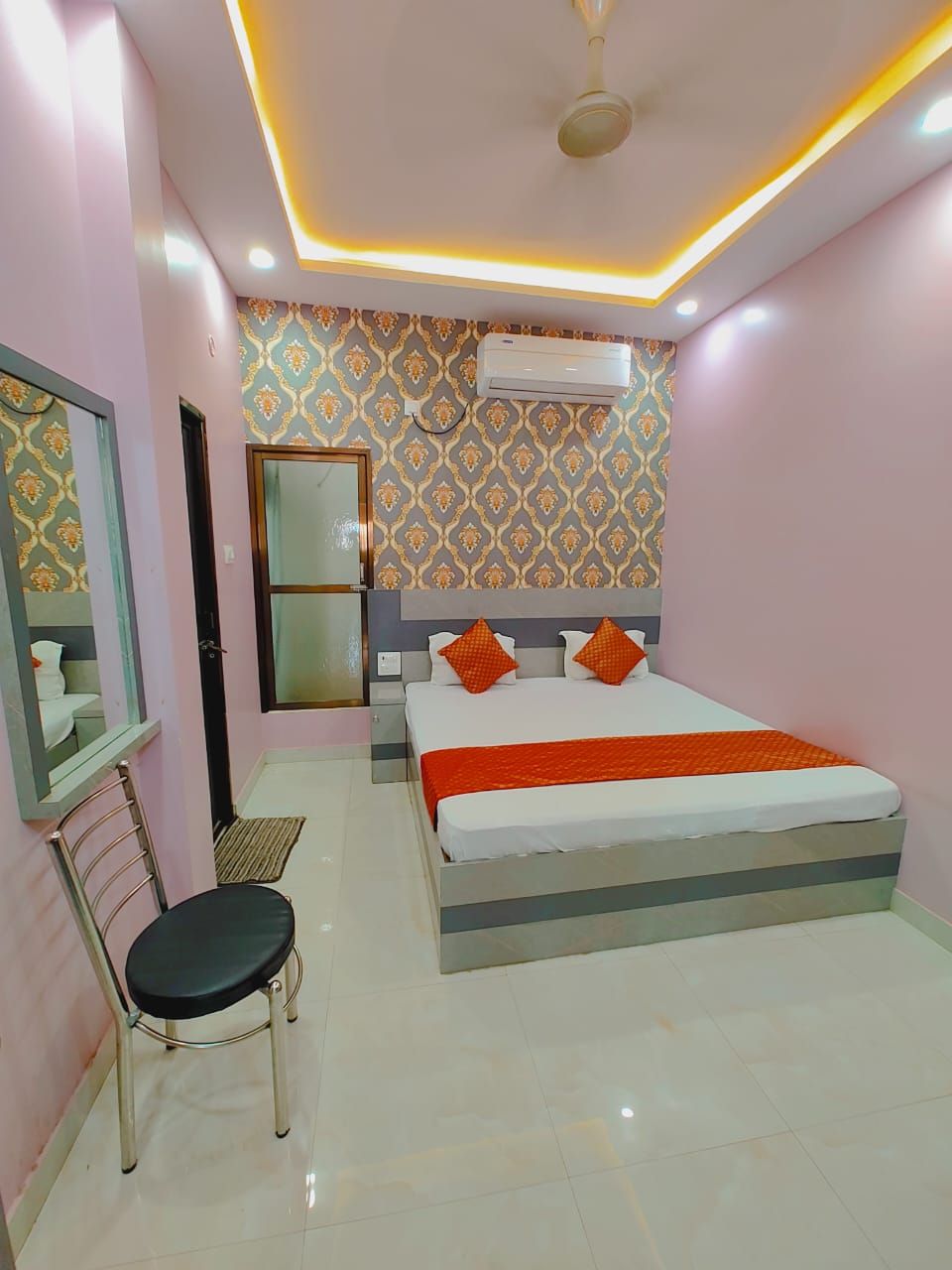 Hotel Ayodhya Palace-400m from Hanuman Garhi  - Hotel exterior and amenities