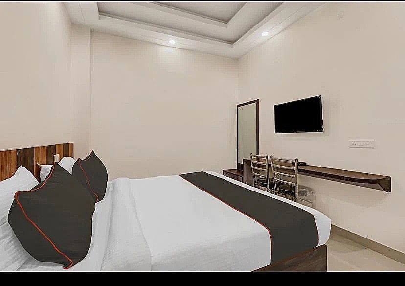 Hotel Orchid Deluxe Room 11