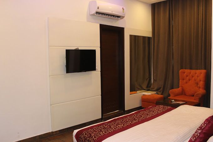 Orchid Resort Deluxe Double Room 6