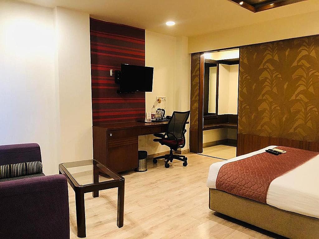 Astra Hotels and Suites - Kadubeesanahalli Premium Double Room 3