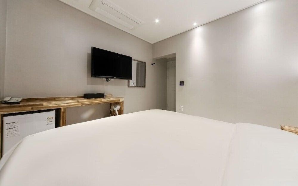 Vallas Hotel & Guest house Standard Double Room (No Breakfast served on Monday/ Saturday/Sunday) 2