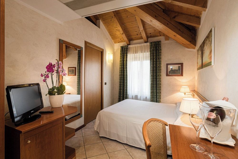 Hotel Corte Regina Double Room, Partial Lake View 7