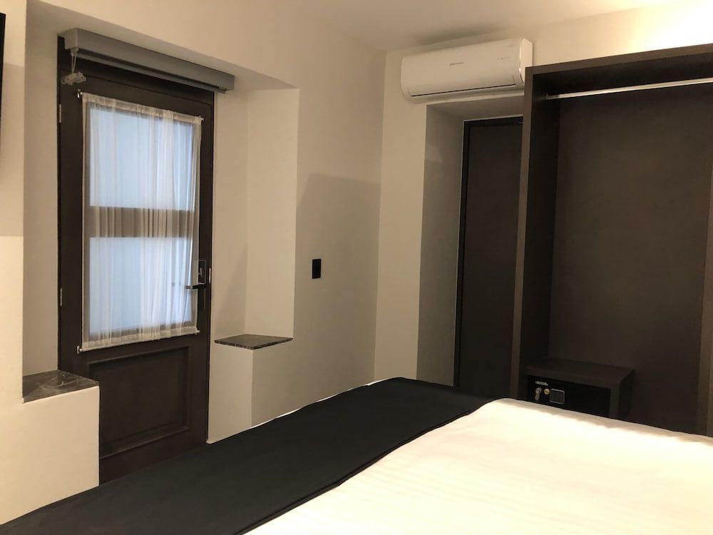 Hotel Isabel Superior Room, 1 King Bed, Courtyard View 7