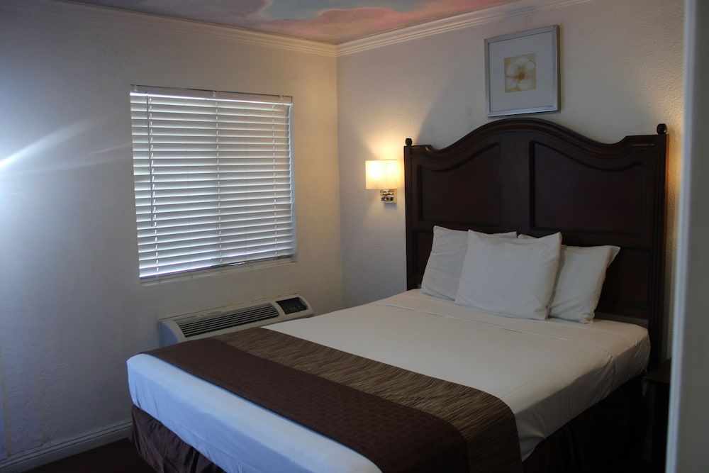 City Center Motel Basic Room, 1 Queen Bed 5