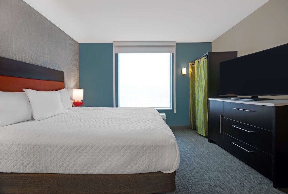 Suite, 1 King Bed, Accessible, Bathtub