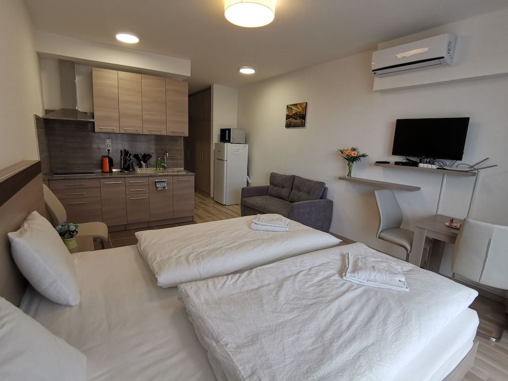 Corvin Holiday Apartment Hotel Triple Room 8