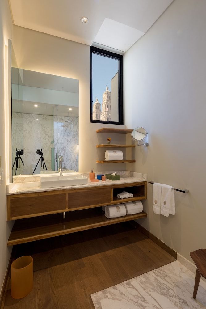 Central Hotel Boutique Deluxe Double Room, 2 Queen Beds 6