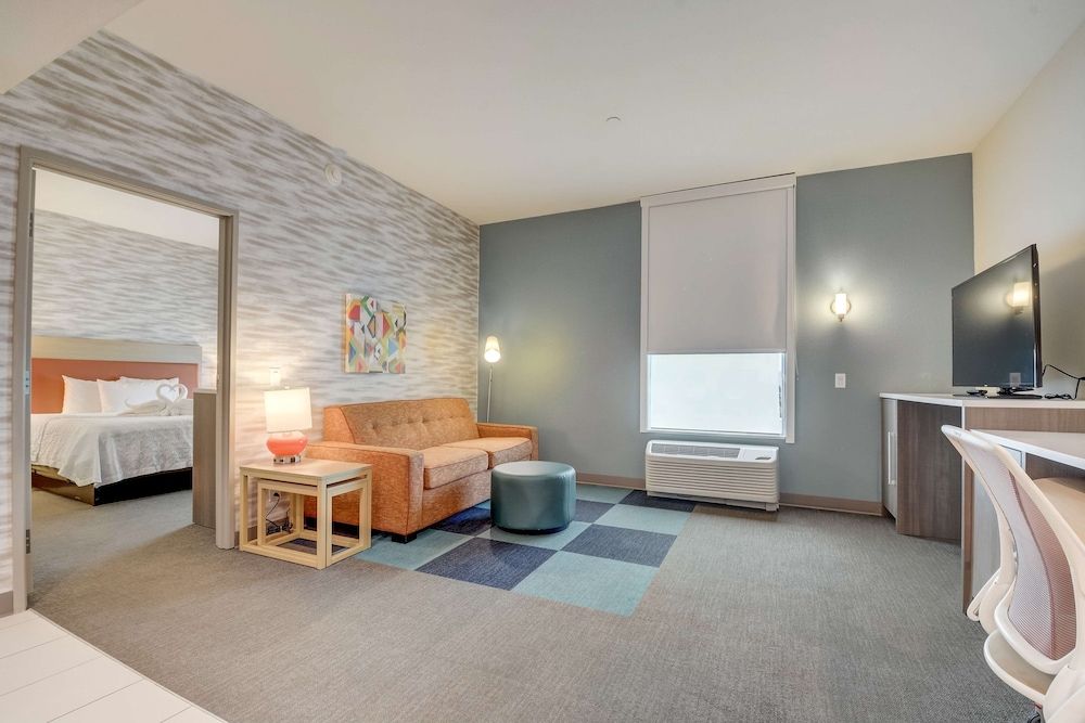 Suite, 1 King Bed, Accessible (Hearing)