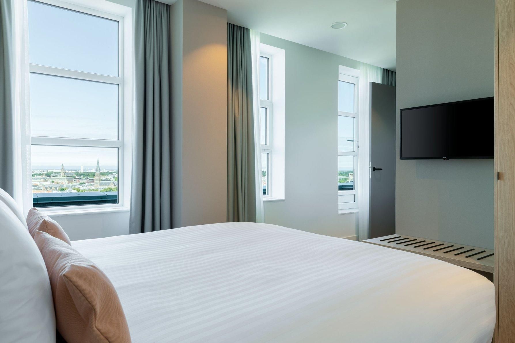 1 Bedroom Apartment, 1 King, Skyline view